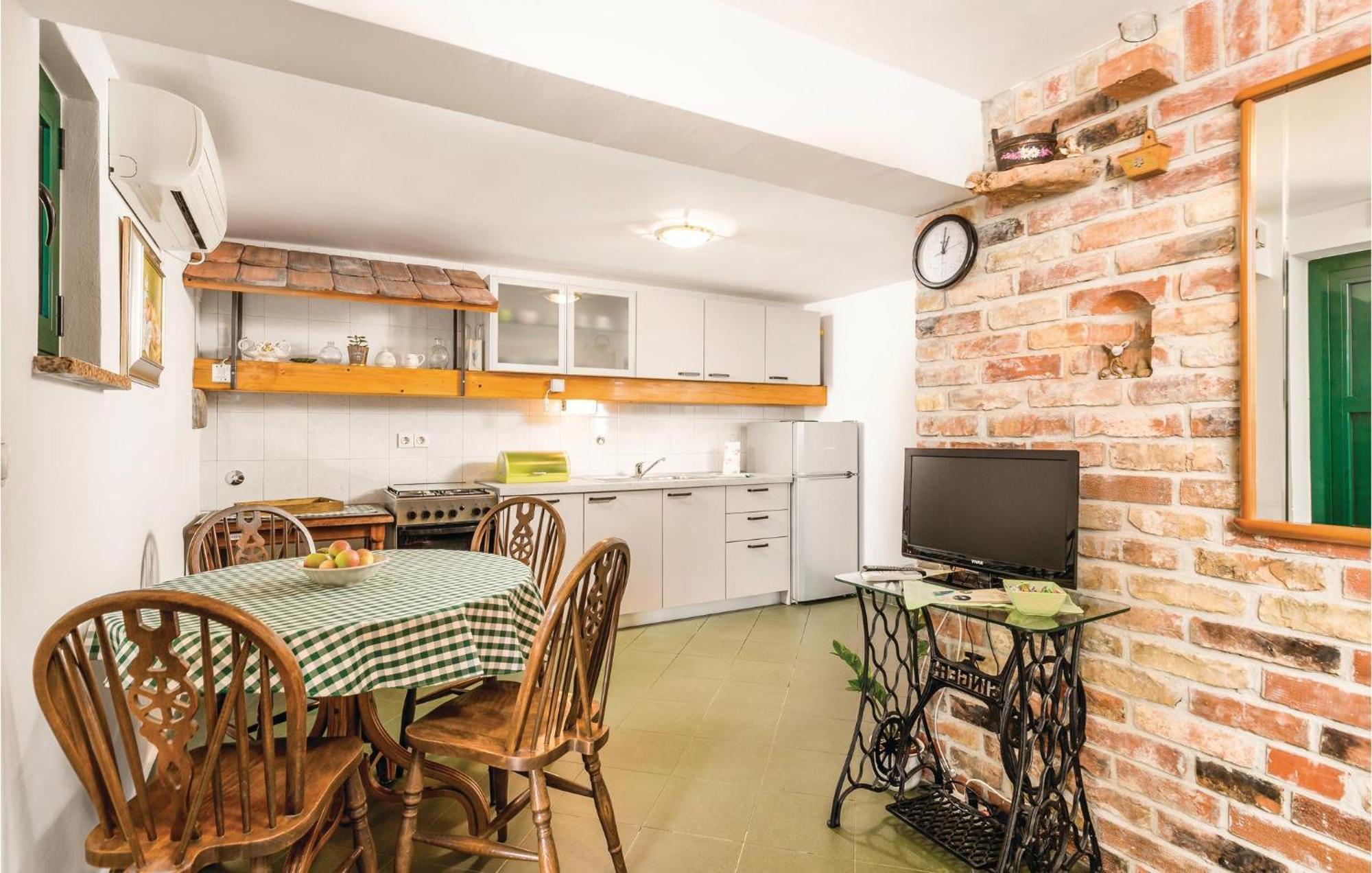 1 Bedroom Gorgeous Apartment In Lovran Ngoại thất bức ảnh